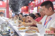 六爻教学“嗦粉”经济火热 中国多地“食力”出圈